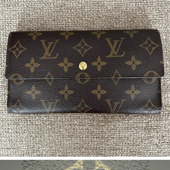 AUTHENTIC LV MONO SARAH WALLET - Picture 1 of 15